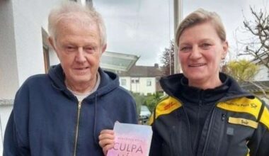 Puchheim 2025 Zustellerin Manja Soir Buch-Geschenk