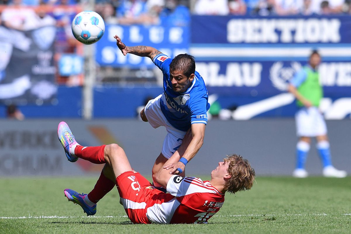 Cristian Gamboa Luna vom VfL Bochum springt über Tom Rothe vom 1. FC Union Berlin während eines Bundesliga-Spiels im Vonovia Ruhrstadion in Bochum am 27. April 2025.