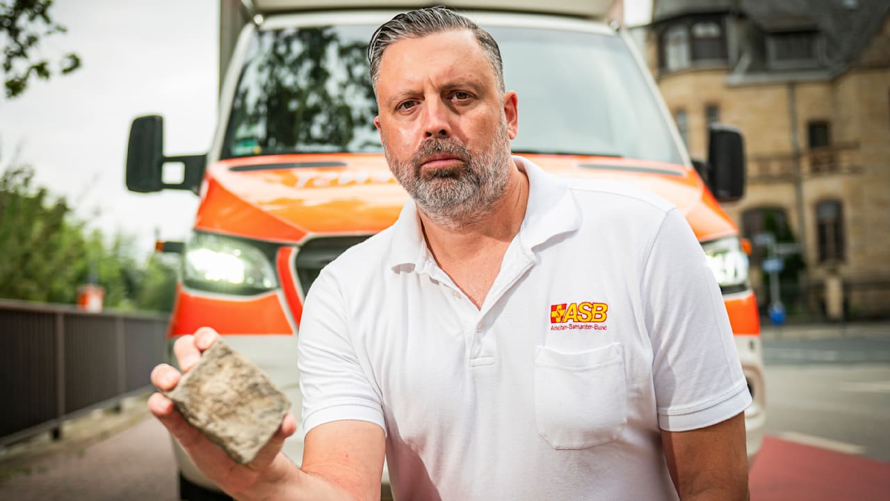 Anklage in Frankfurt: Mann schleudert Pflasterstein auf Lebensretter | Regional