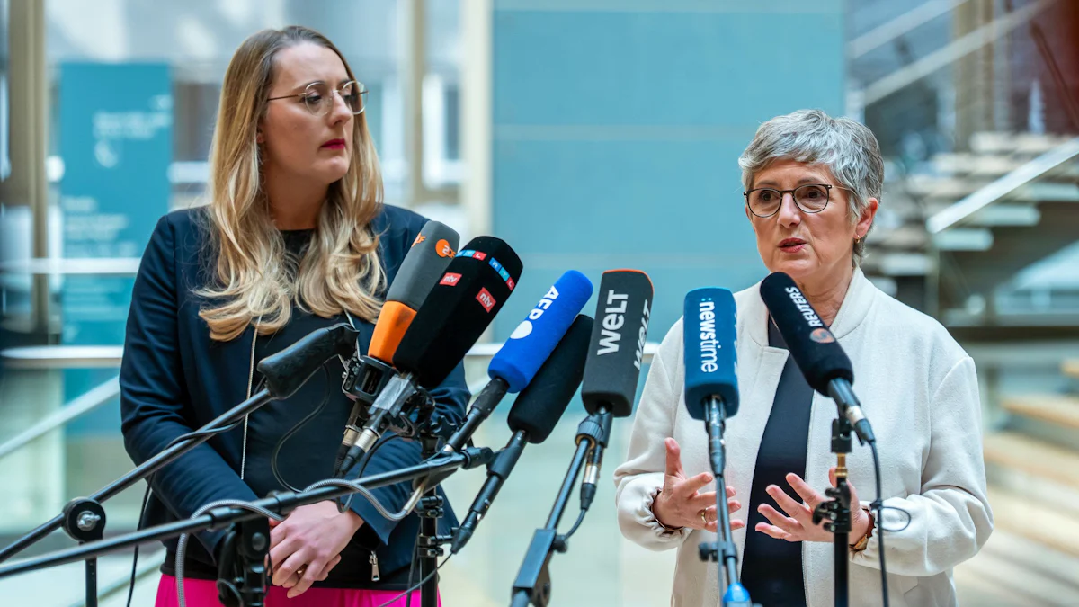 Koalitionsverhandlungen: Grüne fordern Bundestagssitzung zu Trump-Zöllen - SZ.de