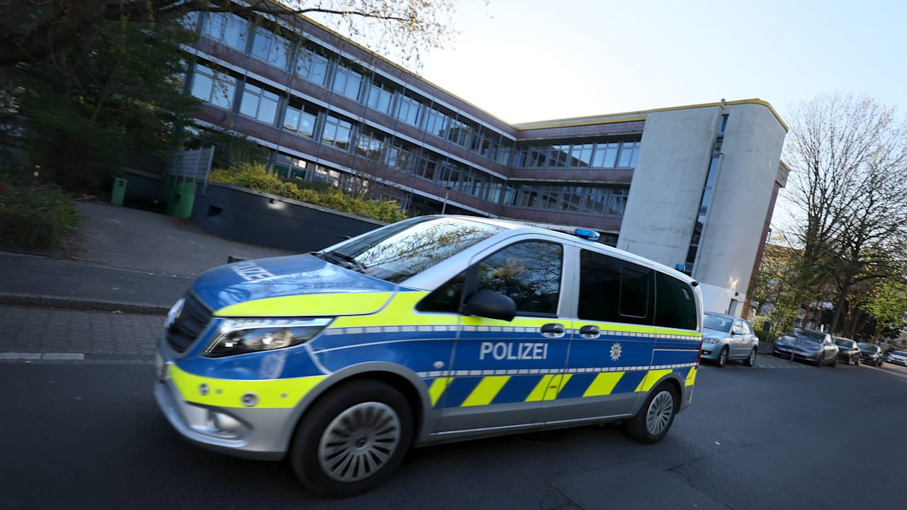 Drohmails: 15 Schulen in Duisburg zu, 18.000 Schüler betroffen | Regional
