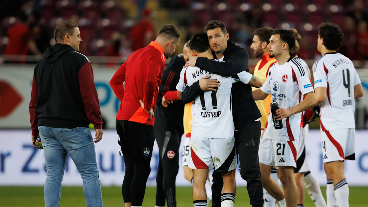 Alle für den Trainer: Kloses Nürnberger wegen emotionales Zweitligaduell beim FCK - Sport
