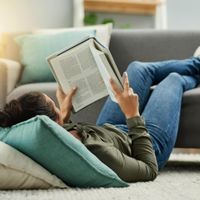 Viel Lesestoff: Der Büchermarkt kommt schon im Februar wieder in Schwung. Just what I love to do at home