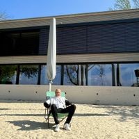 Hans-Günther Oepen vor seiner „Rheinbude“. Der Weg zur Eröffnung des neuen Düsseldorfer Ausflugslokals war für ihn ein Abenteuer.  