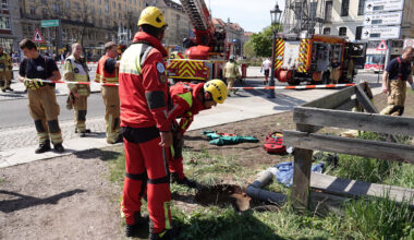 Dresden: Feuerwehr rettet Mann (22) aus tiefem Schacht | Regional