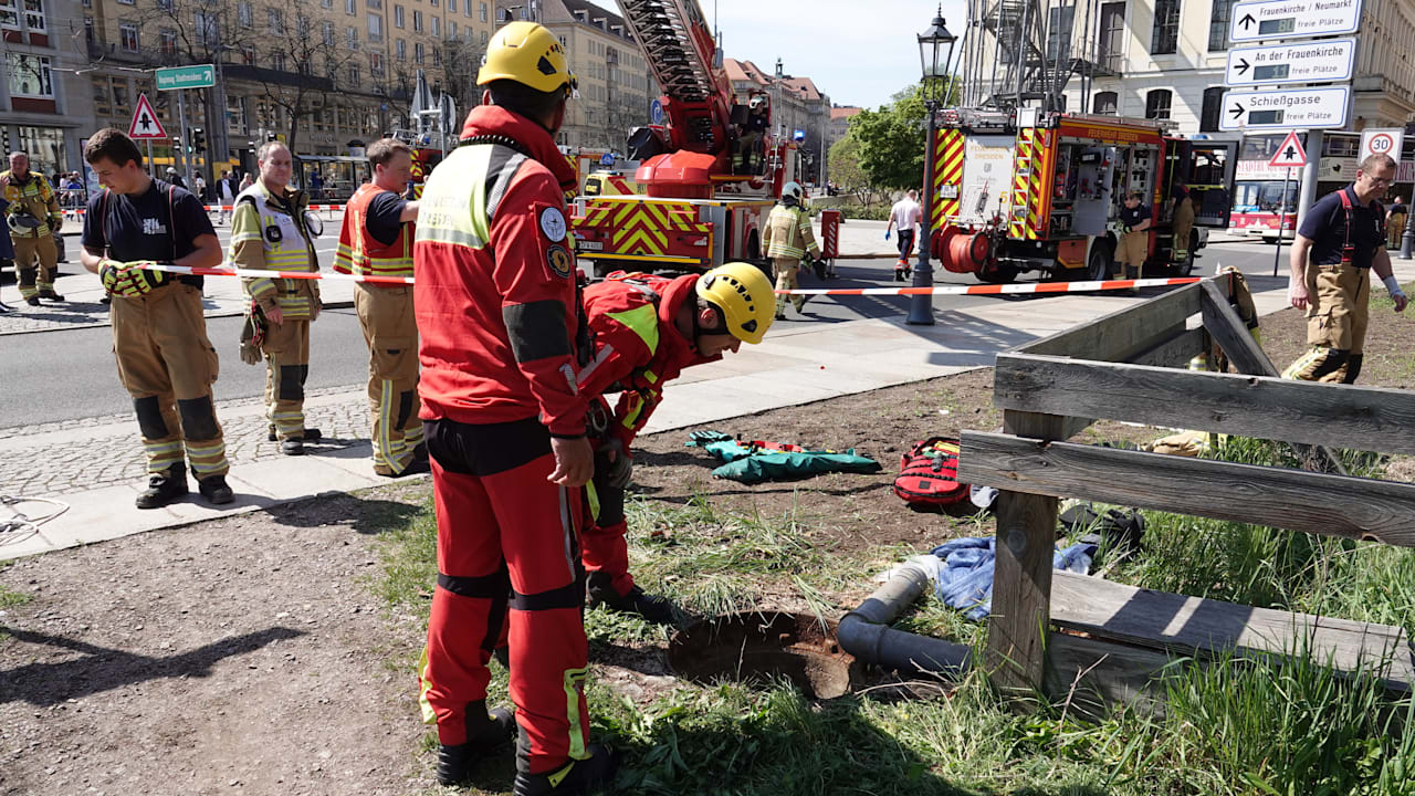 Dresden: Feuerwehr rettet Mann (22) aus tiefem Schacht | Regional