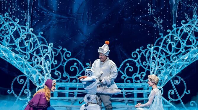 Schneemann Olaf, geführt von Puppenspieler Kaj-Louis Lucke, mit Abla Alaoui als Anna (links) und Ann Sophie als Elsa.