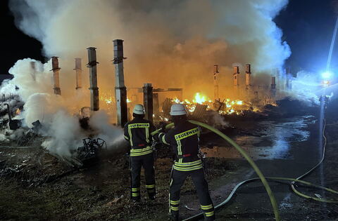 Großbrand zerstört Lagerhallen des Tübinger Hornbach - Kreis Tübingen - Reutlinger General-Anzeiger