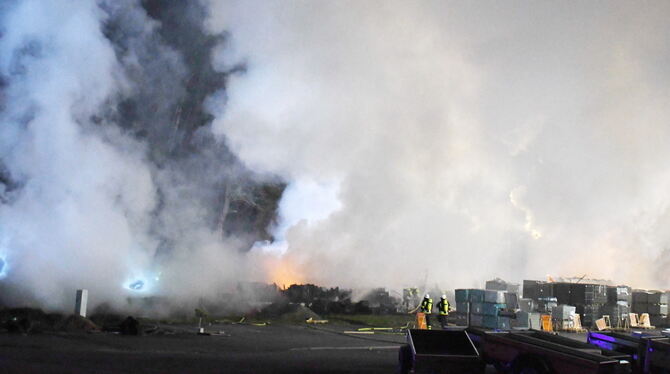 Der durch das Großfeuer erhellte Qualm war kilometerweit am Nachthimmel zu sehen. FOTO: MEYER