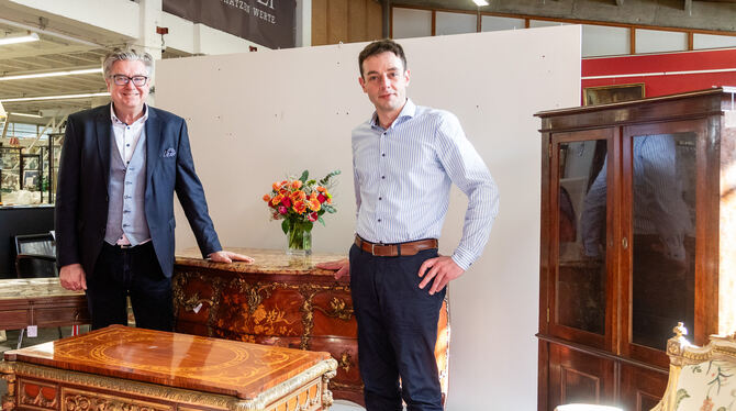 René Waldrab (links) und Volker Jahn präsentieren stolz die Möbel von Harald Juhnke.