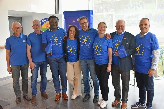 Freuen sich auf ein großes Europa-Fest...tor Lionel Macor (vierter von rechts).  | Foto: Benedikt Sommer