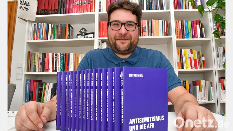 Stefan Dietl aus Sulzbach-Rosenberg mit seinem neuen Buch "Antisemitismus und die AfD". Bild: Petra Hartl