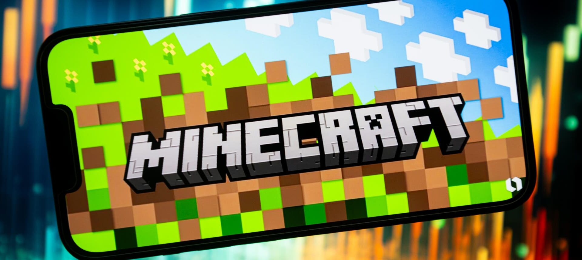 Ein Handy mit dem geöffneten Minecraft-Spiel