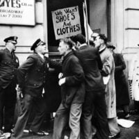 Weltwirtschaftskrise: Arbeitslose in New York fordern 1934 Schuhe und Kleidung ('We want shoes and clothes').