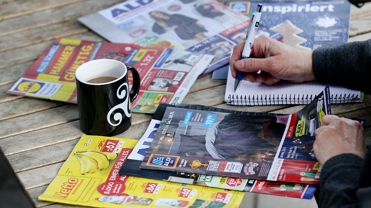 Von Ketten teilweise abgeschafft: Kunden vermissen Papier-Werbeprospekte - und kaufen weniger