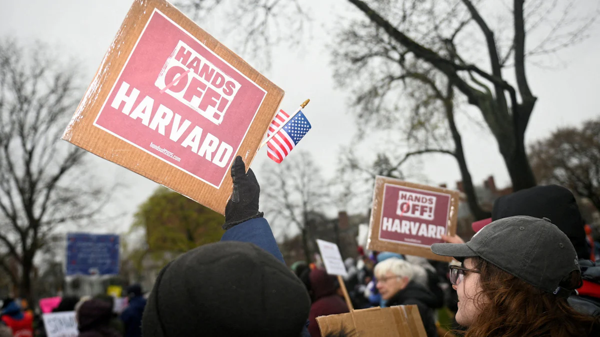USA News: Trump-Regierung friert Milliarden für Elite-Uni Harvard ein - Politik