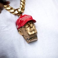 Der Preis für Gold erreicht Rekordhöhen, da Investoren in sichere Anlagen investieren.