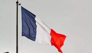 Landesweite Razzien: Mehr als 20 Personen nach Angriffen auf Gefängnisse in Frankreich festgenommen