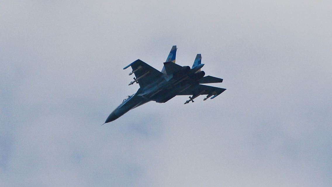 Eine mit Raketen bestückte Su-27 der ukrainischen Streitkräfte.