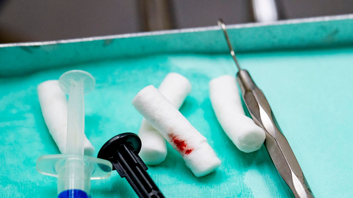 Einsatz im Behandlungszimmer: Polizei trägt renitente Seniorin aus Zahnarztpraxis