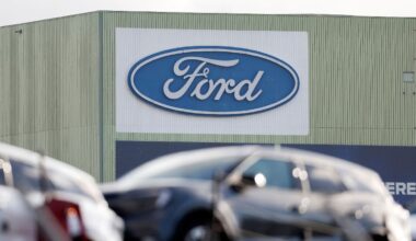 Streit um geplanten Jobabbau: Ford-Mitarbeiter in Köln treten in Warnstreik