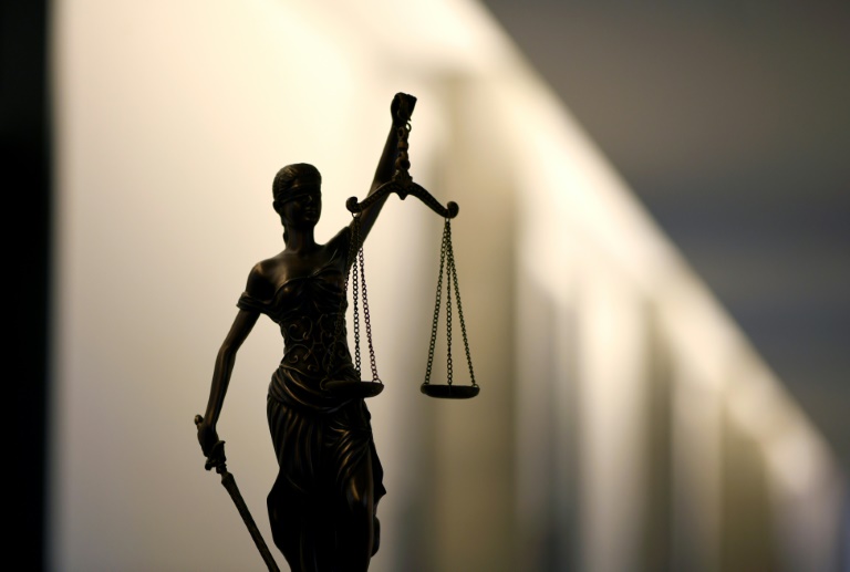 Das Landgericht Frankfurt am Main hat sieben Mitglieder einer Drogenhändlerbande zu teils langen Haftstrafen verurteilt. Die Angeklagten sollen für viereinhalb bis elf Jahre in Haft, wie ein Gerichtssprecher der Nachrichtenagentur AFP mitteilte. (INA FASSBENDER)