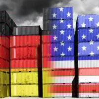 In Deutschland zieht das Wirtschaftswachstum an, in den USA schwächt es sich ab.