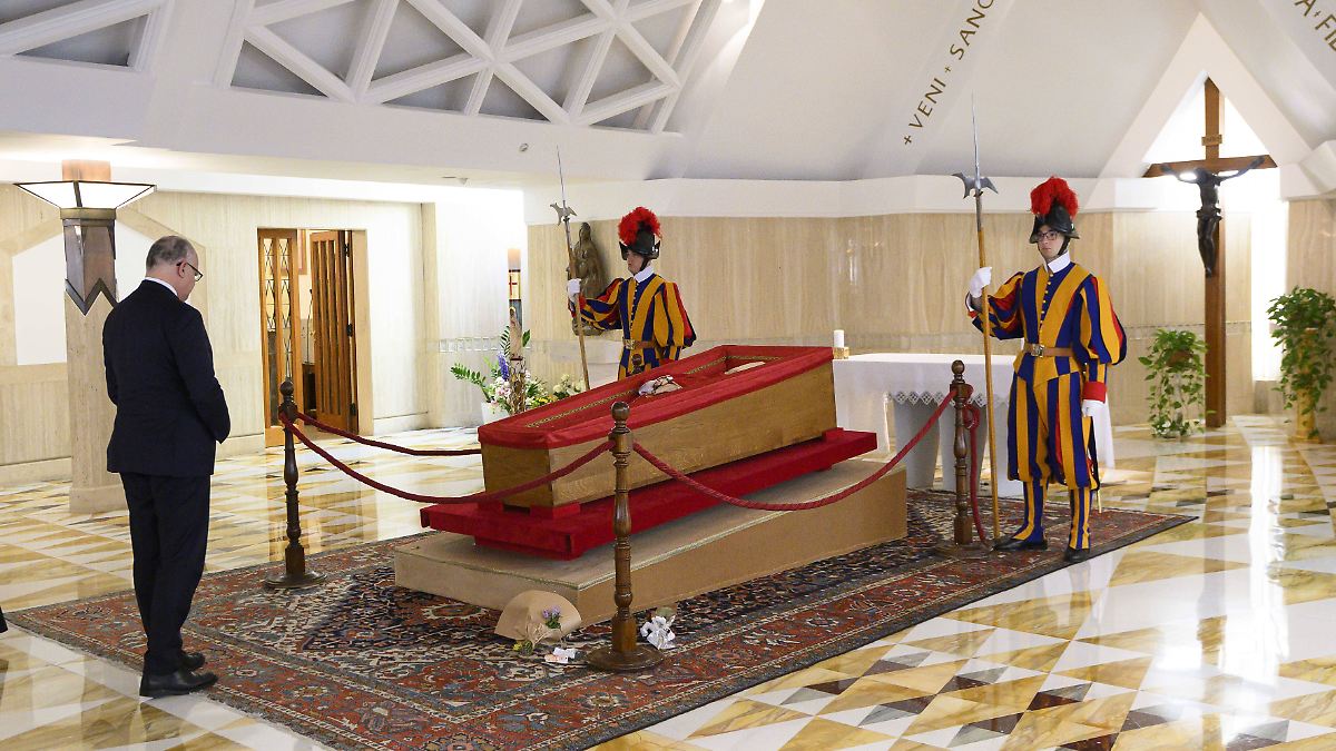 09:36 Papst für Aufbahrung einbalsamiert - N-TV