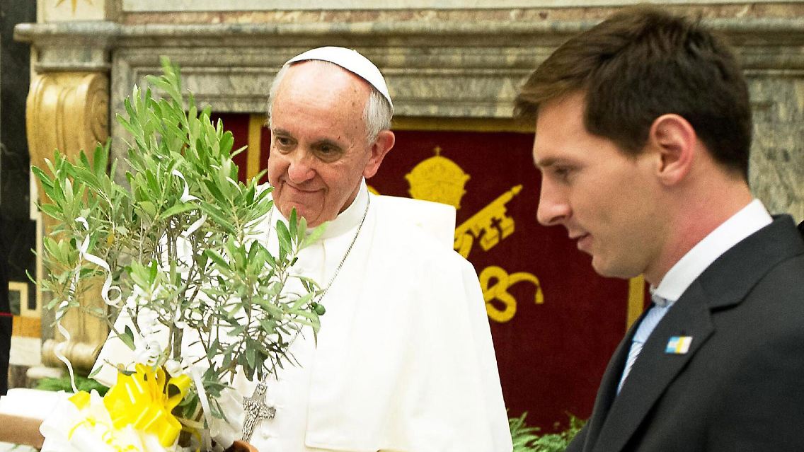 Papst Franziskus erhält von dem argentinischen Fußballnationalspieler Lionel Messi (rechts) einen Olivenbaum während einer Audienz im Vatikan im August 2013.