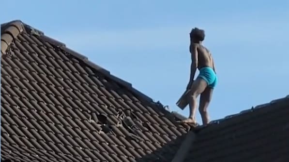 Auf Hausdach geflüchtet: Video zeigt Ziegel-Werfer von Bochum | News