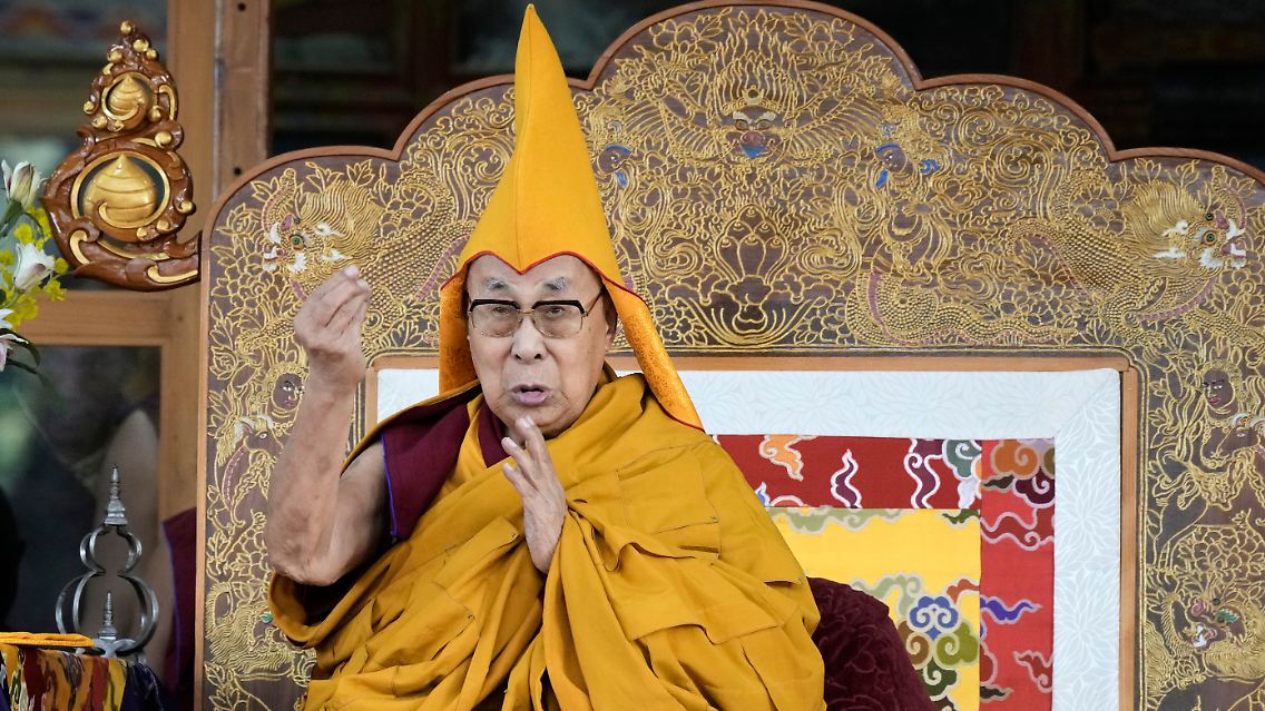 Das geistige Oberhaupt Tibets, der Dalai Lama, führt am 15. Tag des tibetischen Neujahrs am 14. März im Tsuglakhang-Tempel in Dharamshala ein rituelles Gebet durch.
