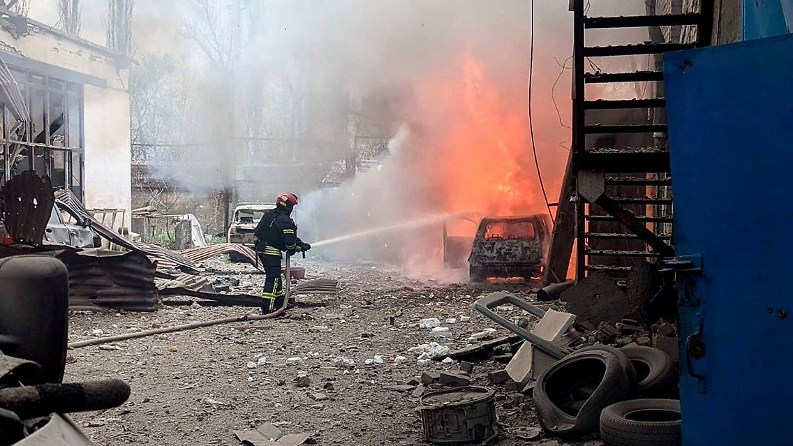 Krywyj Rih: Feuerwehrleute löschen Brände. Ausgelöst wurden sie laut dem Katastrophenschutz durch einen Raketenangriff.