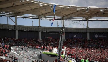 Der Sport-Tag: Schreck in Frankreich: Fallschirmspringer mit Spielball bleibt im Stadiondach hängen