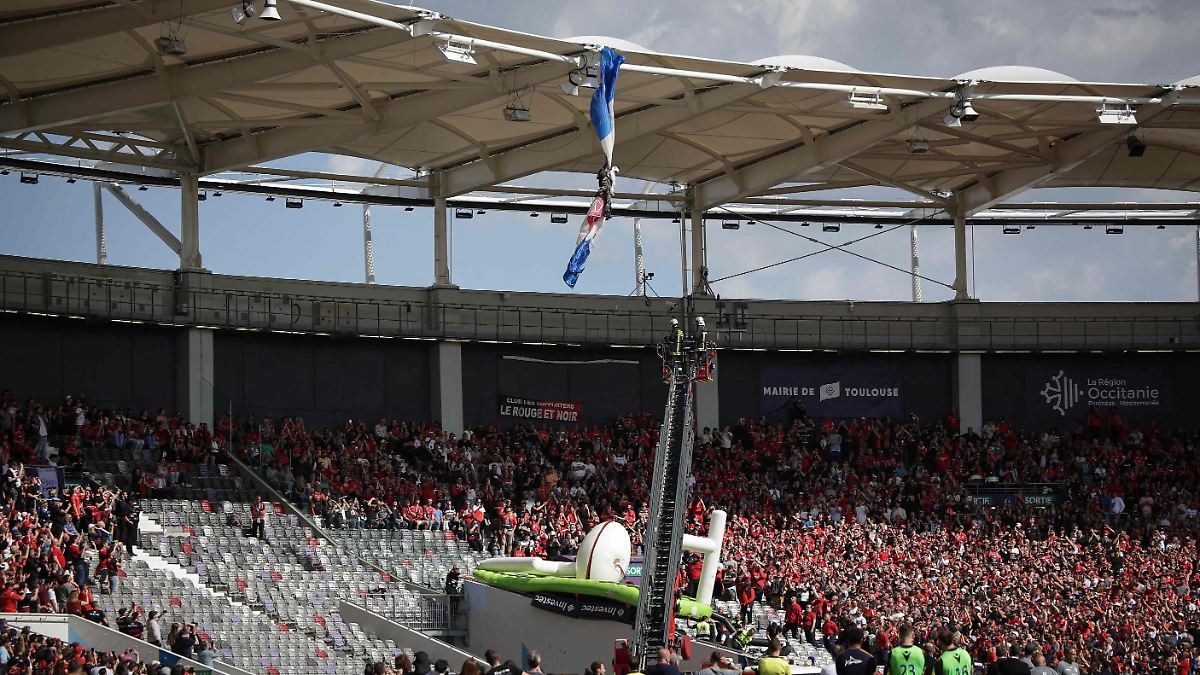 Der Sport-Tag: Schreck in Frankreich: Fallschirmspringer mit Spielball bleibt im Stadiondach hängen
