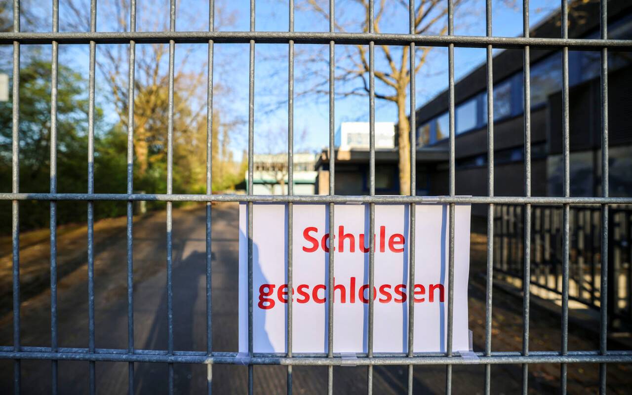 „Schule geschlossen“ steht am verschlossenen Tor der "Sekundarschule Am Biegerpark" in Duisburg-Huckingen. 