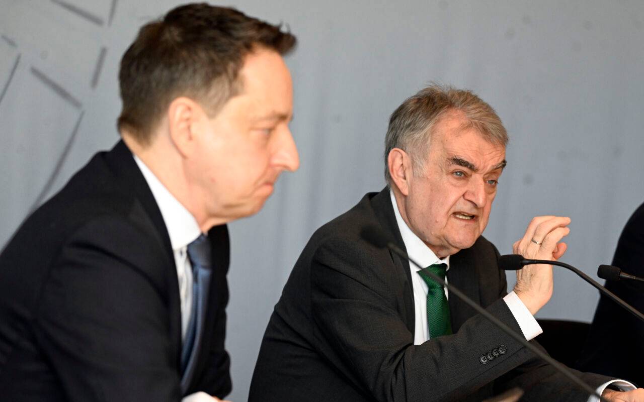 Herbert Reul (CDU,r), Innenminister von Nordrhein-Westfalen, stellt zusammen mit dem Leiter des Verfassungsschutzes Nordrhein-Westfalen, Jürgen Kayser, den Verfassungsschutzbericht 2024 des Landes der Presse vor. 