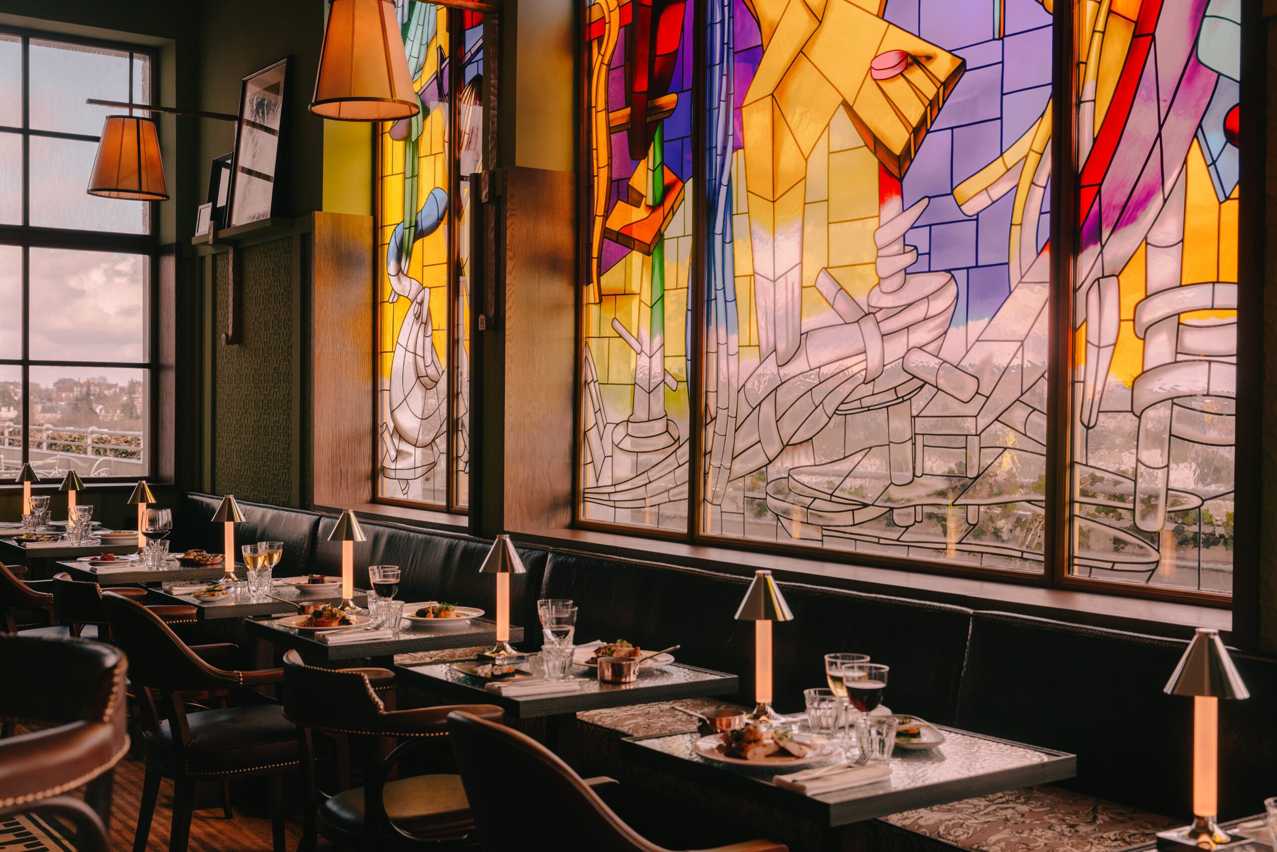 Das Buntglasfenster im Restaurant des Hotels 