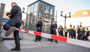 Auch Beamten mit Messer bedroht: Mann in Berliner U-Bahnhof erstochen - Polizei schießt auf Angreifer
