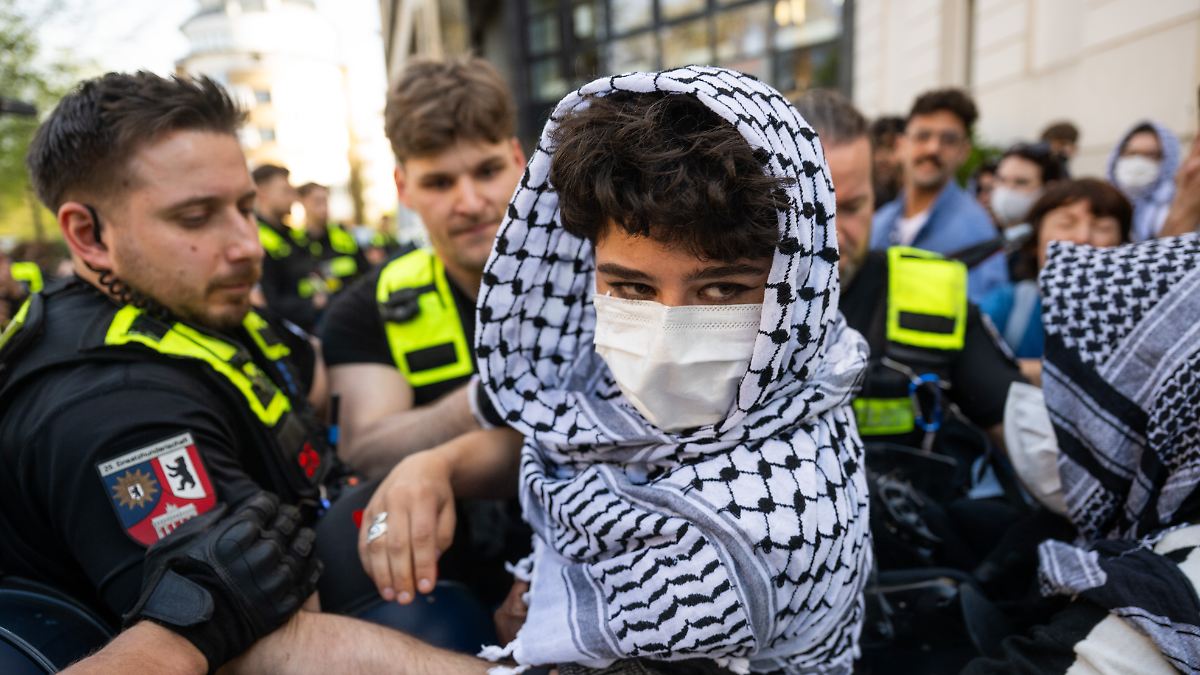 Polizei kündigt Räumung an: Palästina-Aktivisten besetzen Uni-Hörsaal in Berlin