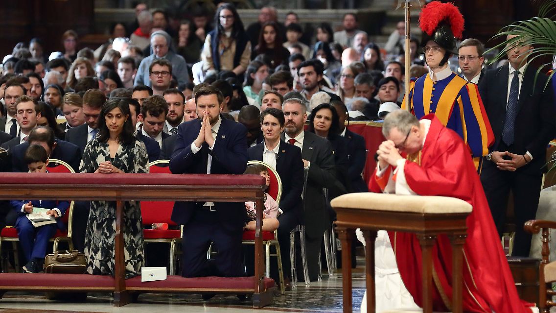 Vance hatte mit seiner Familie an der Liturgie vom Leiden und Sterben Christi im Petersdom teilgenommen.