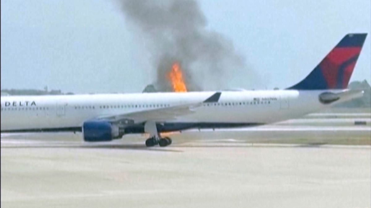 Flammen lodern aus Triebwerk: 282 Passagiere aus brennendem Airbus evakuiert