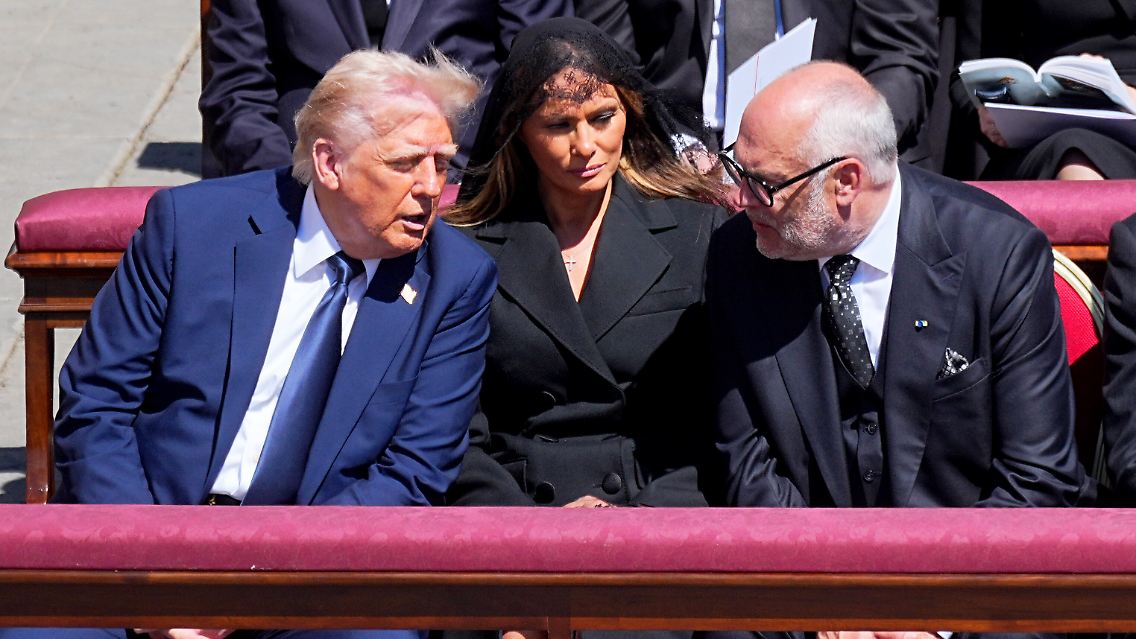 Der estnische Präsident Karis spricht auf der Beerdigung mit Trump.
