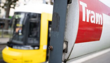 Unfall in Berlin-Biesdorf - Straßenbahn fährt Fußgänger an - lebensgefährlich verletzt - Panorama