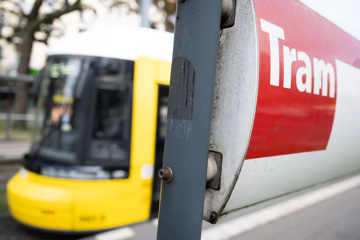 Unfall in Berlin-Biesdorf - Straßenbahn fährt Fußgänger an - lebensgefährlich verletzt - Panorama
