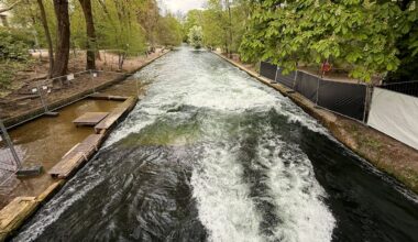 Eisbachwelle in München: Wer hier surft, muss hohes Bußgeld zahlen | Regional