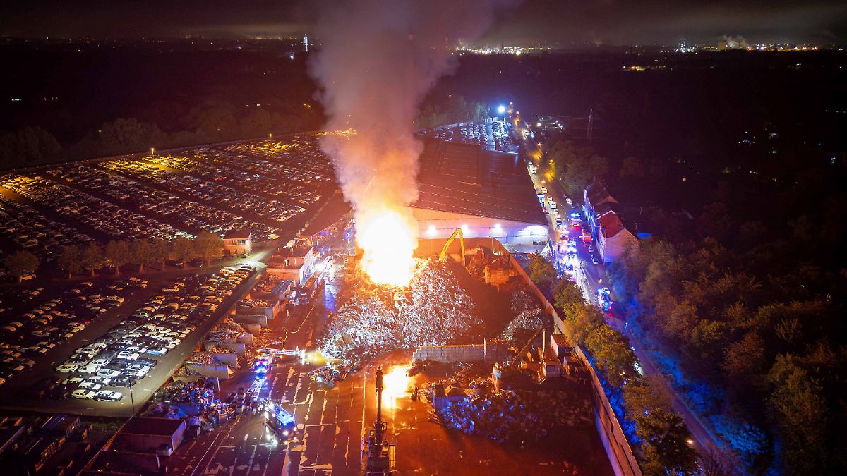 Notrufe in der Nacht: Riesiger Schrottberg in Essen steht in Flammen