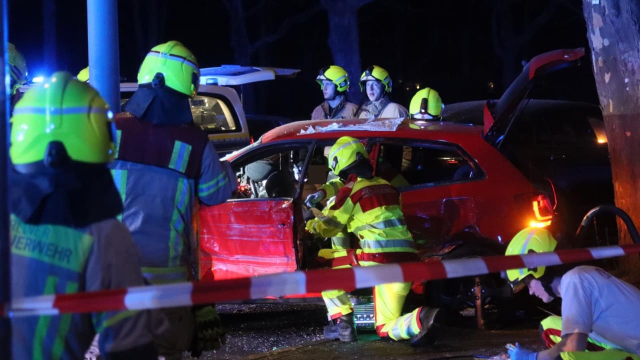 Raser-Rettung in Berlin: Kampf um ein Leben nach Unfall in 30er-Zone | Regional