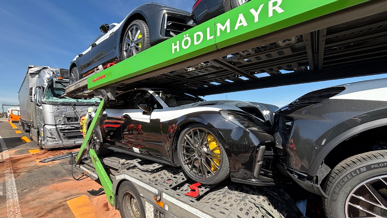 Stau auf A4 bei Dresden: Fünf Porsche bei Unfall mit Lkws beschädigt | Regional