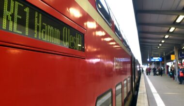 Ein Zug der Linie RE1 steht im Hauptbahnhof Dortmund am Bahnsteig.