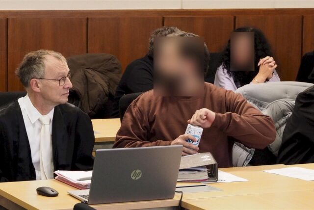 Ein junger Mann sitzt neben seinem Anwalt im Gericht in Hagen. Sein Gesicht wurde unkenntlich gemacht.